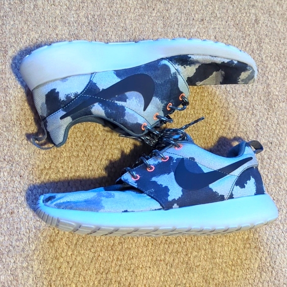 Nike Womens Sz 7.5 M Roshe Run Gray Camo Running Shoes Sneakers 599432-400 - Picture 2 of 7